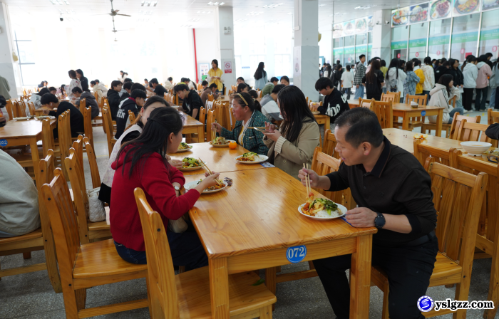 家校携手 共建优质食堂——我校举行食堂家长开放日活动