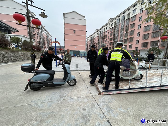 我校法安处与英山县交警大队联合开展交通安全专项整治活动