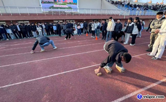 汗水诠释青春，拼搏凝聚力量