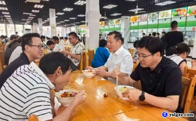 敞后厨听民意 守护舌尖安全