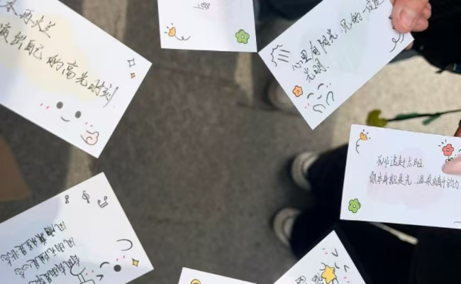 芳华绽放 暖心相伴